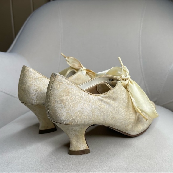 Vintage 90s Goth Victorian Booties by High Lights Lace Yellow Cream Size 7 - Picture 3 of 5